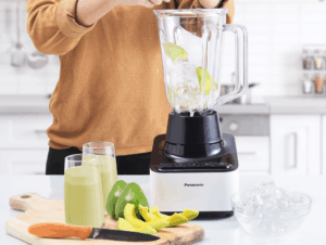 person using blended to make lemonade on Corian countertops